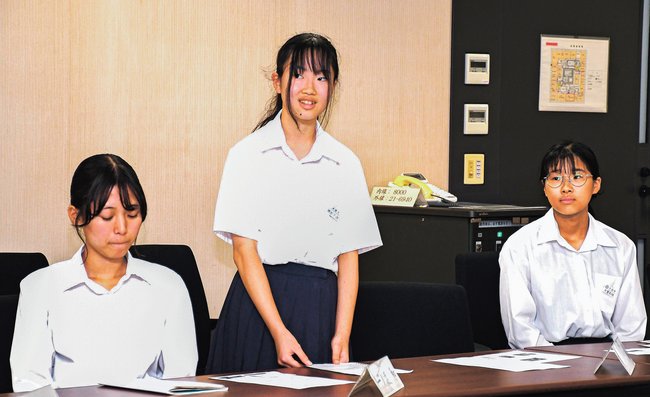 ホームステイの様子を報告する中高生ら=出雲市今市町、市役所