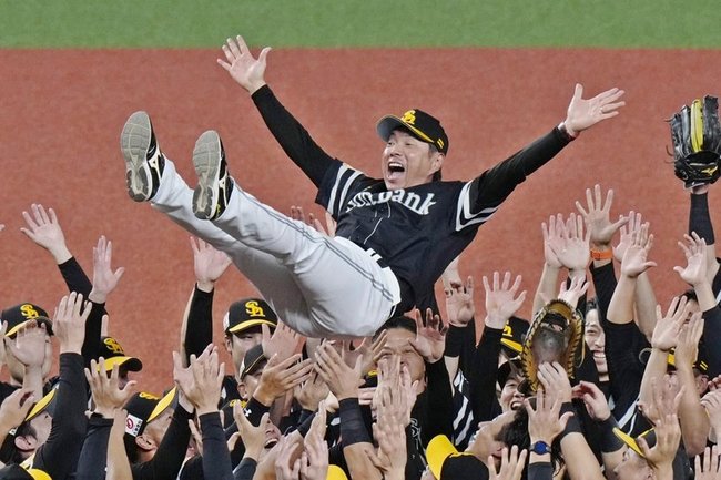 プロ野球パ・リーグで２連覇を果たし、胴上げされるソフトバンクの小久保裕紀監督＝２７日、ベルーナドーム