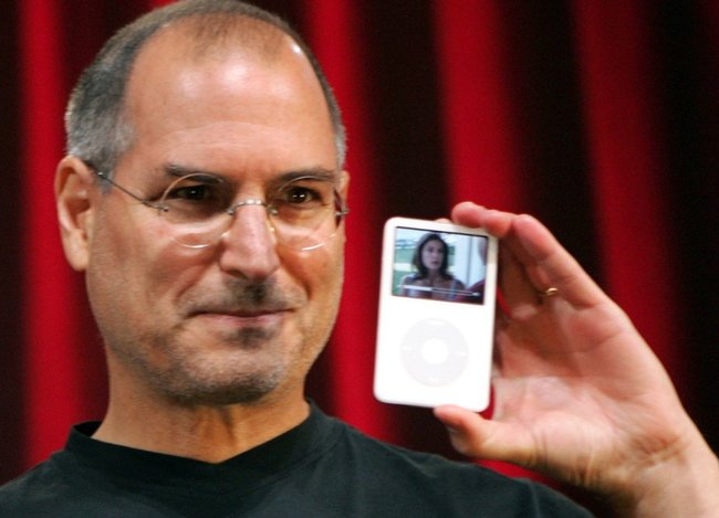 ２００５年１０月、ビデオｉＰｏｄを発表するアップルコンピュータのスティーブ・ジョブズ最高経営責任者（ＡＰ＝共同）