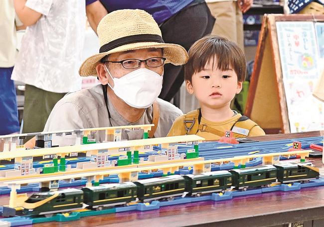 プラレールに見入る来場者＝松江市白潟本町、スティックビル