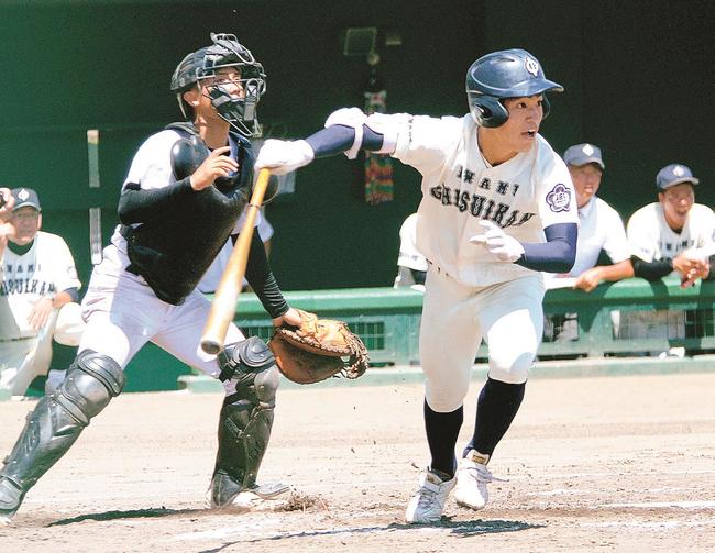 【準決勝・石見智翠館―浜田】３回表石見智翠館無死三塁、関山和が右前適時打を放ち１－０と先制する＝県立浜山球場