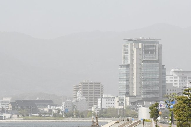 黄砂でもやがかかった松江市内＝１８日午後３時１８分