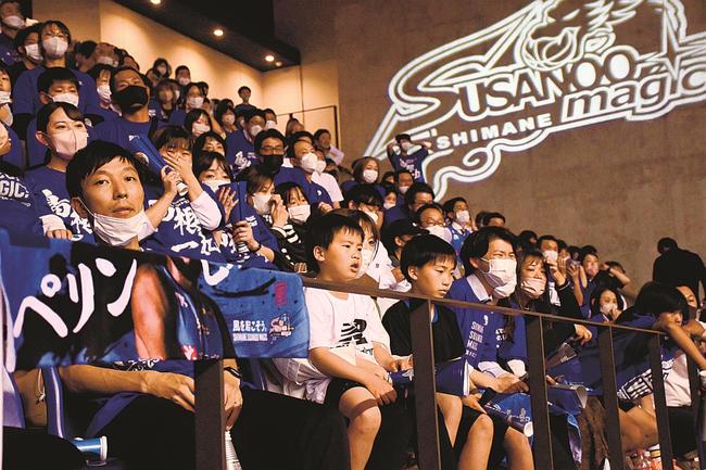 試合に敗れ肩を落とすブースター＝松江市学園南１丁目、市総合体育館