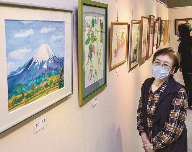 冬の大山や、身近な草花など多彩なテーマの水彩画が並ぶ＝松江市東朝日町、中電ふれあいホール