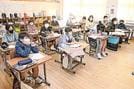 Ｐ説不要　ビデオで新聞について学ぶ生徒たち
