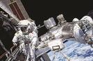 船外活動を行う宇宙飛行士の若田光一（わかたこういち）さん（ＪＡＸＡ／ＮＡＳＡ提供）