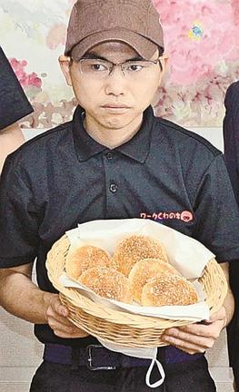通販を始めたサバカレーパン＝浜田市殿町、市役所