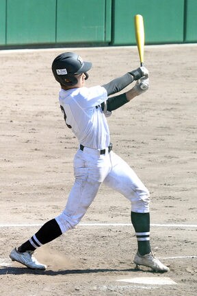 【準決勝・浜田ー益田】８回表１死一塁、田村健太が左越え適時２塁打を放ち２ー１と勝ち越す＝県立浜山球場