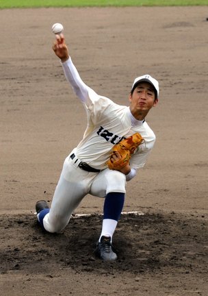 夏の甲子園をかけた島根大会で投げる原暁（2016年7月）