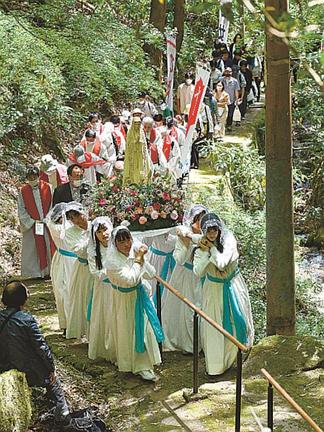 マリア像を担いで乙女峠に向かう一行＝島根県津和野町後田