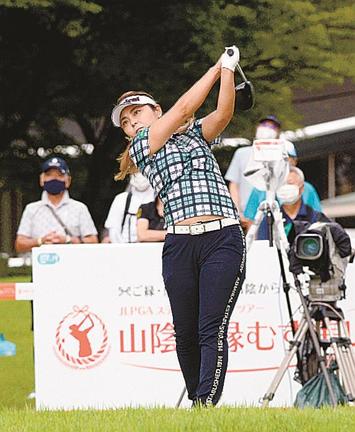 前回大会でティーショットを放つ金宮みかど＝大山平原ゴルフクラブ