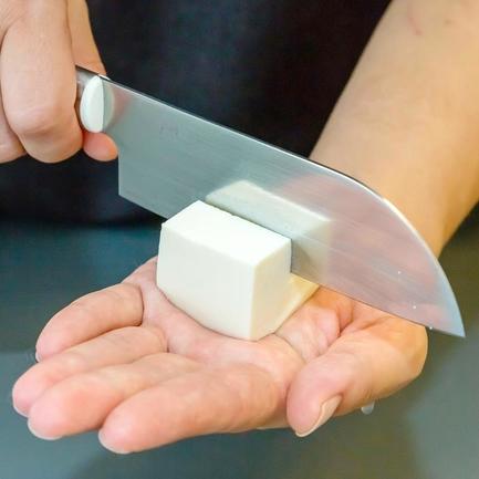 気を付けて手の上で豆腐を切る。江戸時代には３００種以上の豆腐料理が考案された