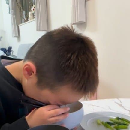 食事中、突然泣き出した6歳の少年