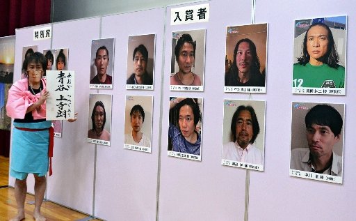 写真パネルでお披露目された「青谷弥生人」のそっくりさん入賞者１０人＝鳥取市東町１丁目、鳥取県庁