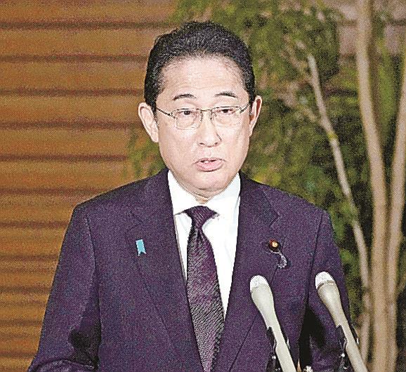 秋の臨時国会召集を与党に伝え、記者団の取材に応じる岸田文雄首相。内閣再改造後、初の国会論戦となる＝９月29日夕、首相官邸