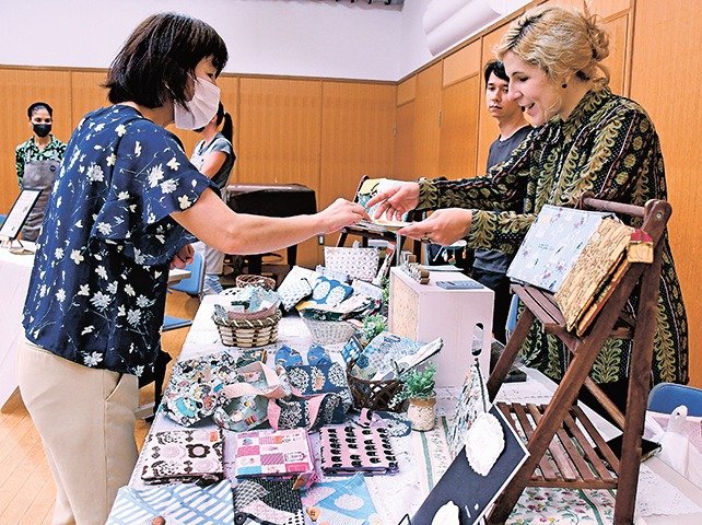 手作りの雑貨などが並び、出店者と来場者が交流したマルシェ＝出雲市今市町、パルメイト出雲