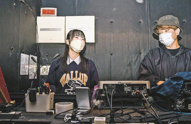 イベントに向けて会場の松江カノーバでスタッフと準備を進める赤木琴梨さん（左）＝松江市嫁島町