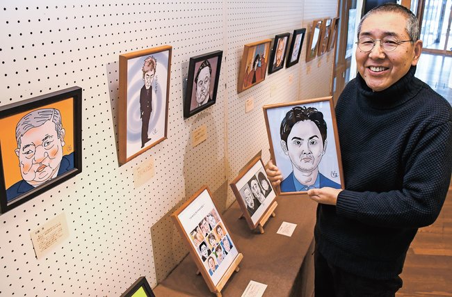 似顔絵展の作品を紹介する細田滋さん＝出雲市斐川町神庭、荒神谷博物館