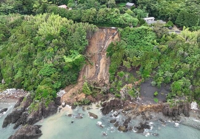 豪雨で県道が崩落した現場＝出雲市大社町日御碕