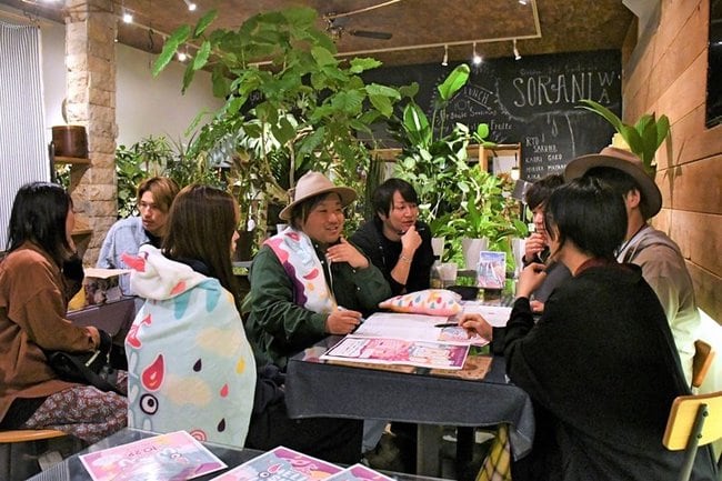 開催に向けて話し合いを重ねるメンバー＝松江市下東川津町、ソラニワ