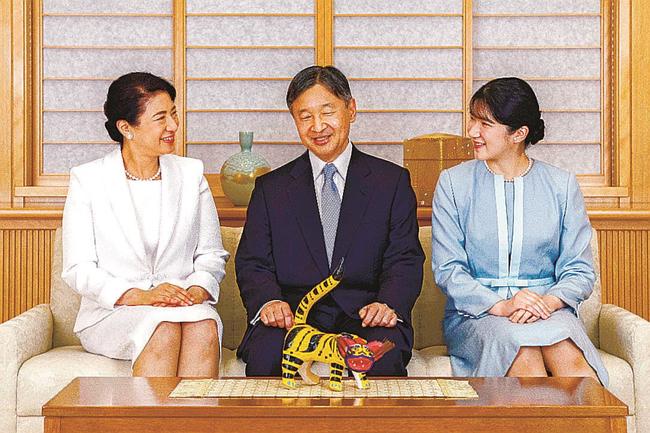 張子虎を前に歓談される天皇ご一家=2021年12月21日、皇居・御所(宮内庁提供)