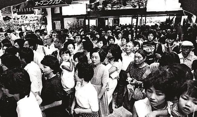 松江市殿町の山陰中央ビル内にオープンし、買い物客でごった返す一畑百貨店松江店新館＝１９８２年９月