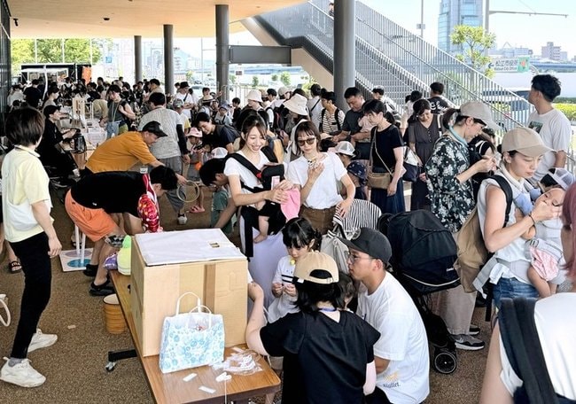 子育て世代でにぎわった夏祭り会場＝松江市末次町、市役所