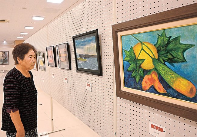個性豊かな作品を鑑賞する来場者＝益田市常盤町、キヌヤ益田ショッピングセンター