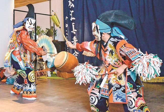 演目「頼政」で力強く舞う真舞会の子供神楽メンバー＝松江市殿町、今井書店「ＴＯＮＯＭＡＣＨＩ６３」