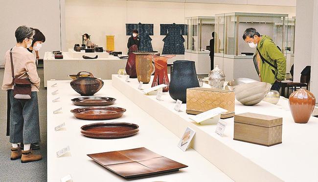工夫を凝らした作品を鑑賞する来場者＝松江市袖師町、島根県立美術館