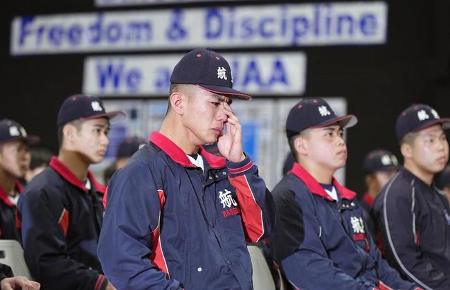 選抜高校野球への出場が決まり、涙を流す日本航空石川の選手＝１月26日、山梨県甲斐市