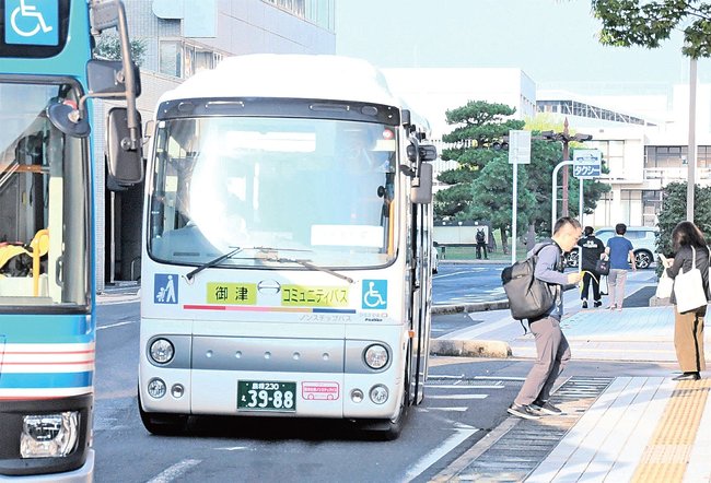御津線の廃止を受けて松江市が１日から走らせたコミュニティバス＝松江市殿町、県民会館前