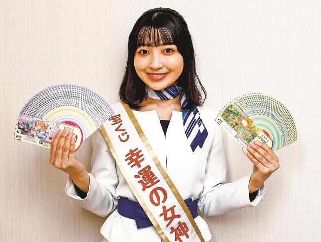 能登半島地震被災地支援ドリームジャンボ宝くじをＰＲする木戸結菜さん＝松江市殿町、山陰中央新報社