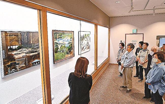 雪舟庭園を描いた絵画を鑑賞する来場者＝益田市本町、市立歴史文化交流館・れきしーな