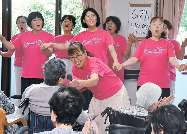 利用者に歌を披露するクリスタルコール平田のメンバー＝出雲市大津町、清流園