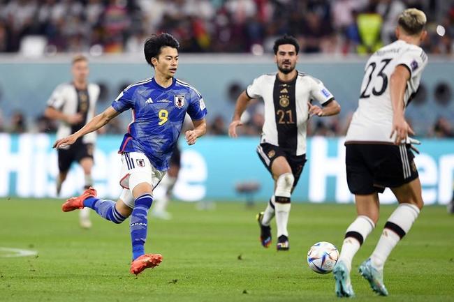 ワールドカップ（W杯）のドイツ戦で、ドリブルで進む日本代表の三笘薫選手（左）＝カタール