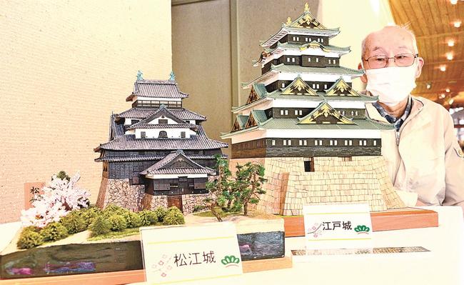 城郭作品を紹介する岡正俊さん=出雲市斐川町神庭、荒神谷博物館