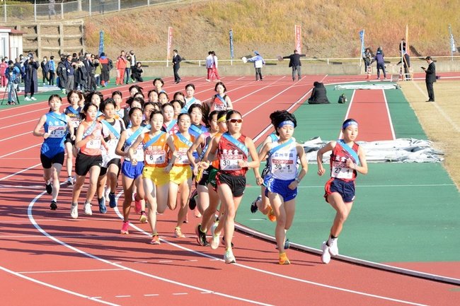 軽快なスタートを切った１区の女子選手＝益田市乙吉町、益田陸上競技場