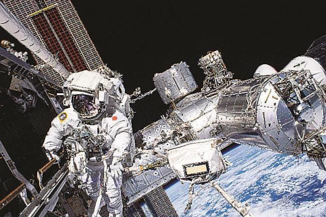 船外活動を行う宇宙飛行士の若田光一（わかたこういち）さん（ＪＡＸＡ／ＮＡＳＡ提供）