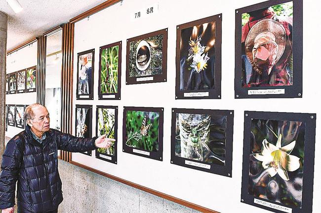 愛宕山公園の風景を切り取った作品を説明する細木良男さん＝松江市殿町、島根県民会館