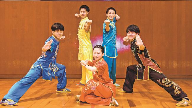 全日本武術太極拳大会で上位入賞した（左前から）岡本侑真さん、平野いろはさん、朝倉源貴さんと（左奥から）高梨航希さんと川上高広さん＝松江市西浜佐陀町