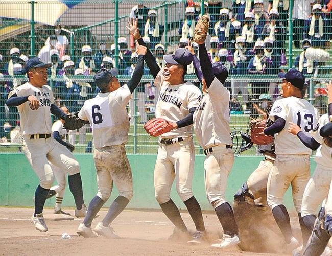 優勝を決め、ノーヒットノーランを達成した山崎琢磨投手（左から３人目）に駆け寄って喜ぶ石見智翠館ナイン＝県立浜山球場