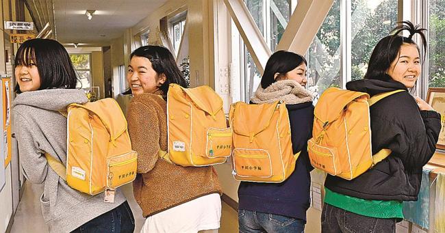 ランバッグを背負う平田小学校の児童＝出雲市西平田町