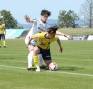 前半、ＦＣ神楽しまねのＤＦ松下大祐が厳しいマークの中、ボールを保持する