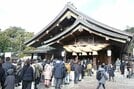 拝殿の前で手を合わせる参詣客＝出雲市大社町杵築東、出雲大社