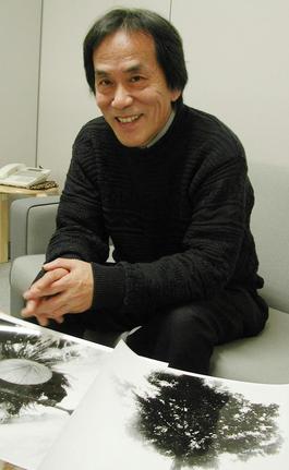 インタビューに答える岡本おさみさん＝２００３年