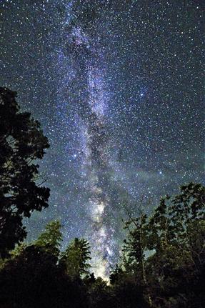 夜空に浮かび上がる天の川＝島根県隠岐の島町岬町（２０２１年７月２３日、高感度撮影）