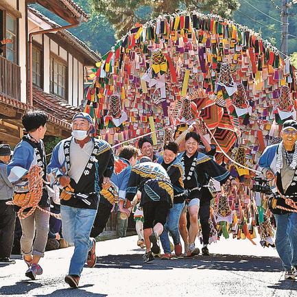 きらびやかな傘鉾を引き回す担ぎ手＝島根県邑南町阿須那