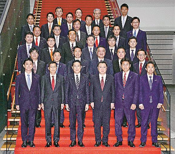 岸田首相（前列左から３人目）、松野官房長官（同４人目）と記念写真に納まる政務官ら＝15日、首相官邸