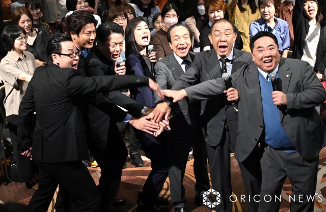 テレビ朝日木曜ドラマ『緊急取調室』ファン大感謝イベントに登壇した（左から）鈴木浩介、速水もこみち、田中哲司、天海祐希、小日向文世、でんでん、塚地武雅 （C）ORICON NewS inc.